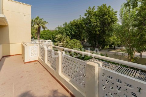 Villa in Meadows, Dubai 5 bedrooms, 355 sq.m. № 111584 - photo 11