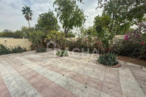 Villa in Meadows, Dubai 5 bedrooms, 355 sq.m. № 111584 - photo 2