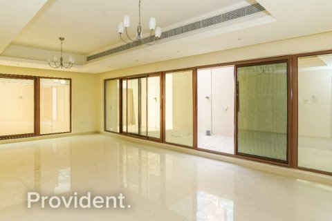 Villa in Meydan, Dubai 4 bedrooms, 307.9 sq.m. № 2179 - photo 2