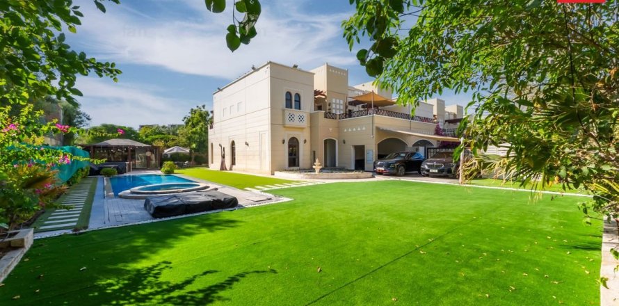 Adosado en Dubai, 4 dormitorios, 922.1 m², № 112021