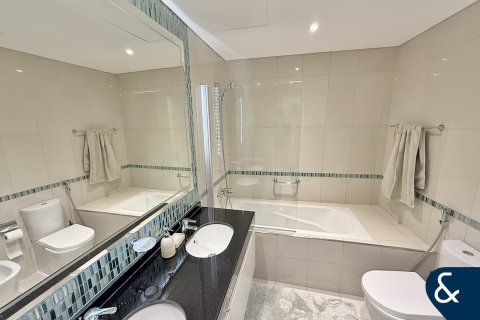 Apartment in DAMAC HEIGHTS in Dubai Marina, Dubai 2 bedrooms, 123 sq.m. № 99173 - photo 13