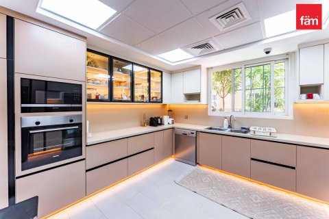 Villa in Dubai 4 bedrooms, 799 sq.m. № 72325 - photo 2