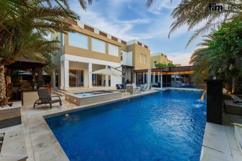 Villa à Dubai, 5 chambres, 799 m², № 72325
