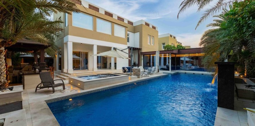 Villa in Dubai 5 bedrooms, 799 sq.m. № 72325
