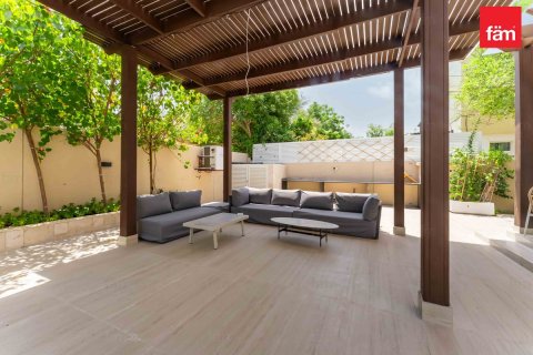 Villa in Dubai 4 bedrooms, 799 sq.m. № 72325 - photo 1