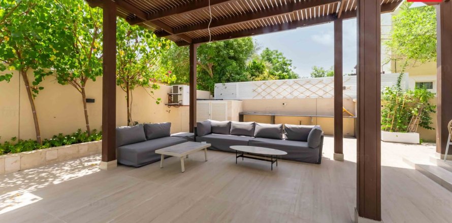 Villa en Dubai, 4 dormitorios, 799 m², № 72325