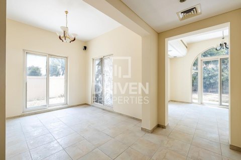Villa in Dubai Sports City, Dubai 4 bedrooms, 350 sq.m. № 18788 - photo 1