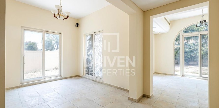 Villa in Dubai Sports City, Dubai 4 bedrooms, 350 sq.m. № 18788