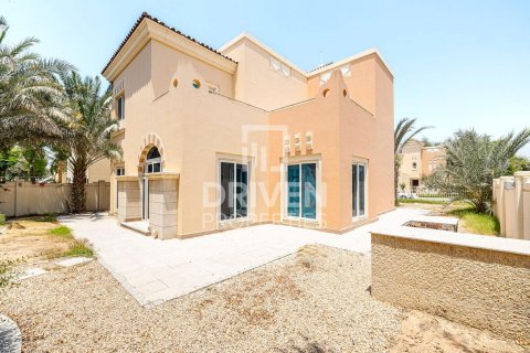 Villa in Dubai Sports City, Dubai 4 bedrooms, 350 sq.m. № 18788 - photo 10