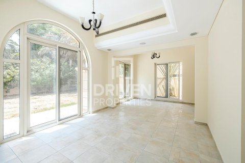 Villa in Dubai Sports City, Dubai 4 bedrooms, 350 sq.m. № 18788 - photo 2