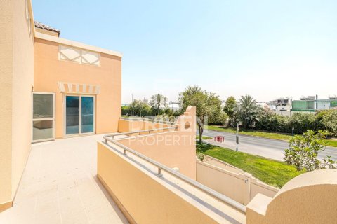 Villa in Dubai Sports City, Dubai 4 bedrooms, 350 sq.m. № 18788 - photo 13
