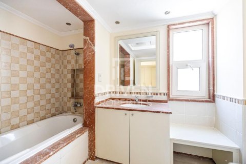 Villa in Dubai Sports City, Dubai 4 bedrooms, 350 sq.m. № 18788 - photo 21