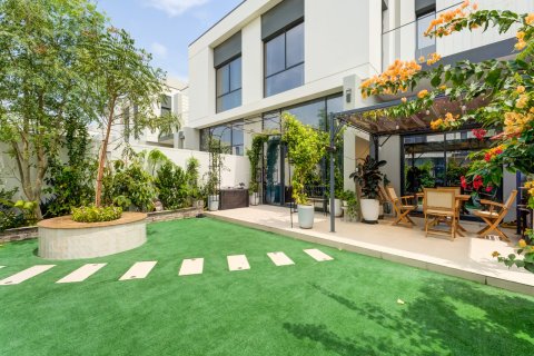 Таунхаус в Дубае, 3 спальни, 204м², № 102347