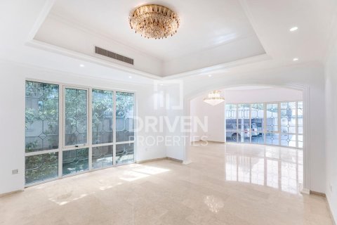 Villa in Al Barsha 2, Al Barsha, Dubai 6 bedrooms, 1393.55 sq.m. № 136762 - photo 4