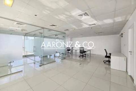 Office in Jumeirah Lake Towers, Dubai 126 sq.m. № 89068 - photo 2
