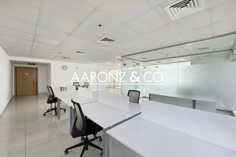 Office in Jumeirah Lake Towers, Dubai 126 sq.m. № 89068 - photo 3