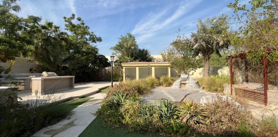 Villa in Dubai 2 bedrooms, 767 sq.m. № 111817