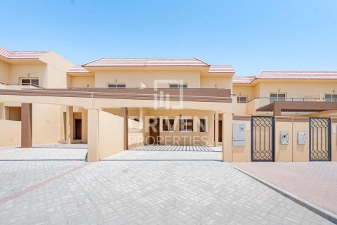 Villa in Dubai Land, Dubai 4 bedrooms, 311 sq.m. № 65794 - photo 1