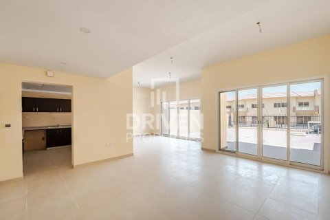 Villa in Dubai Land, Dubai 4 bedrooms, 311 sq.m. № 65794 - photo 4