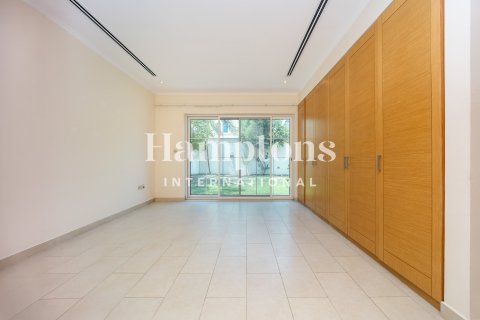 Снять в аренду виллу в Jumeirah Park Homes, Jumeirah Park, Дубай: 4 спальни, 510.00030880м², № 135089 - фото 23