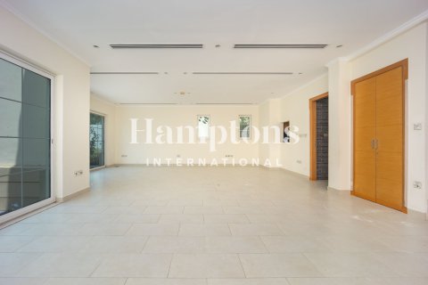 Снять в аренду виллу в Jumeirah Park Homes, Jumeirah Park, Дубай: 4 спальни, 510.00030880м², № 135089 - фото 16