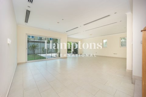 Снять в аренду виллу в Jumeirah Park Homes, Jumeirah Park, Дубай: 4 спальни, 510.00030880м², № 135089 - фото 8