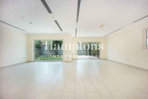 Снять в аренду виллу в Jumeirah Park Homes, Jumeirah Park, Дубай: 4 спальни, 510.00030880м², № 135089 - фото 24