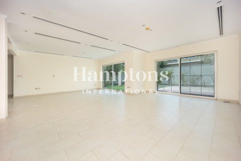 Снять в аренду виллу в Jumeirah Park Homes, Jumeirah Park, Дубай: 4 спальни, 510.00030880м², № 135089 - фото 22