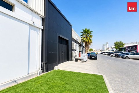 Warehouse in Al Quoz, Dubai 182 sq.m. № 141766 - photo 3