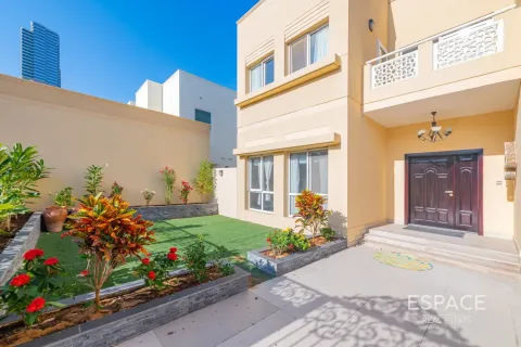 Villa in Meadows, Dubai 5 bedrooms, 369 sq.m. № 122643 - photo 17