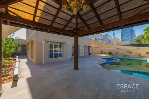 Villa in Meadows, Dubai 5 bedrooms, 369 sq.m. № 122643 - photo 16