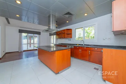 Villa in Meadows, Dubai 5 bedrooms, 369 sq.m. № 122643 - photo 3
