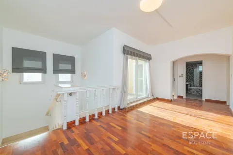 Villa in Meadows, Dubai 5 bedrooms, 369 sq.m. № 122643 - photo 4