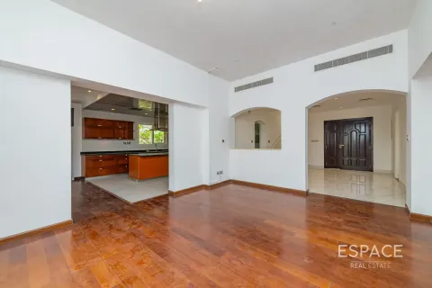 Villa in Meadows, Dubai 5 bedrooms, 369 sq.m. № 122643 - photo 5