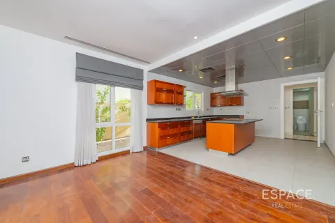 Villa in Meadows, Dubai 5 bedrooms, 369 sq.m. № 122643 - photo 6