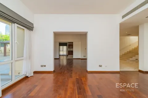Villa in Meadows, Dubai 5 bedrooms, 369 sq.m. № 122643 - photo 14