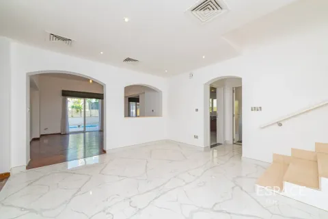 Villa in Meadows, Dubai 5 bedrooms, 369 sq.m. № 122643 - photo 2