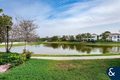 Villa in Jumeirah Islands, Dubai 4 bedrooms, 483 sq.m. № 88754 - photo 13