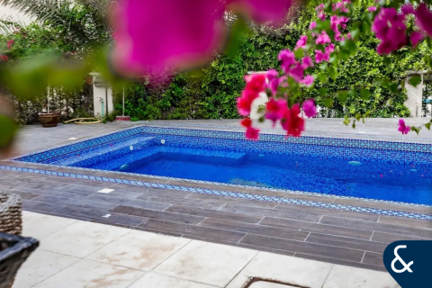 Villa in Jumeirah Islands, Dubai 4 bedrooms, 483 sq.m. № 88754 - photo 14