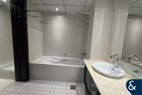 Apartment in AL MAJARA TOWERS in Dubai Marina, Dubai 3 bedrooms, 191 sq.m. № 79352 - photo 15