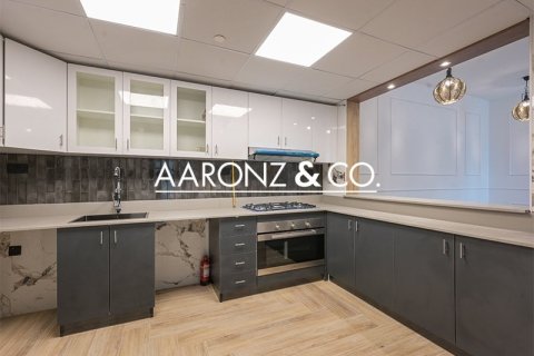 Apartment in Marina Pinnacle, Dubai Marina, Dubai 3 bedrooms, 147 sq.m. № 102201 - photo 9