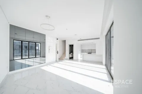 Снять в аренду дуплекс в Джумейра Вилладж Серкл, Дубай: 2 спальни, 144м², № 71334 - фото 1