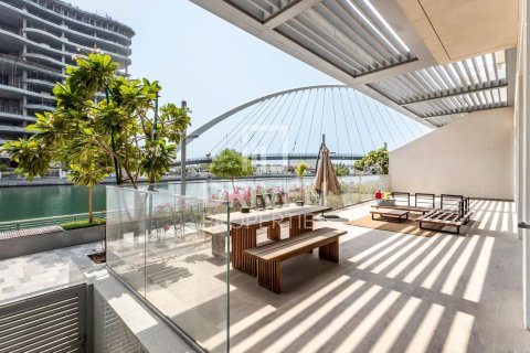 Квартира в Аль-Васле, Дубай, 3 спальни, 237м², № 87393