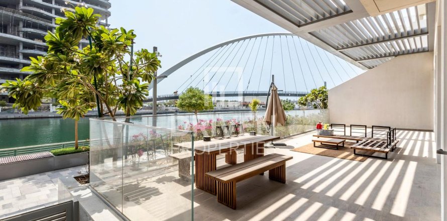 Квартира в Аль-Васле, Дубай, 3 спальни, 237м², № 87393