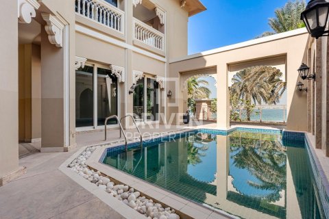 Villa in The Crescent, Palm Jumeirah, Dubai 4 bedrooms, 1079.07 sq.m. № 127441 - photo 2