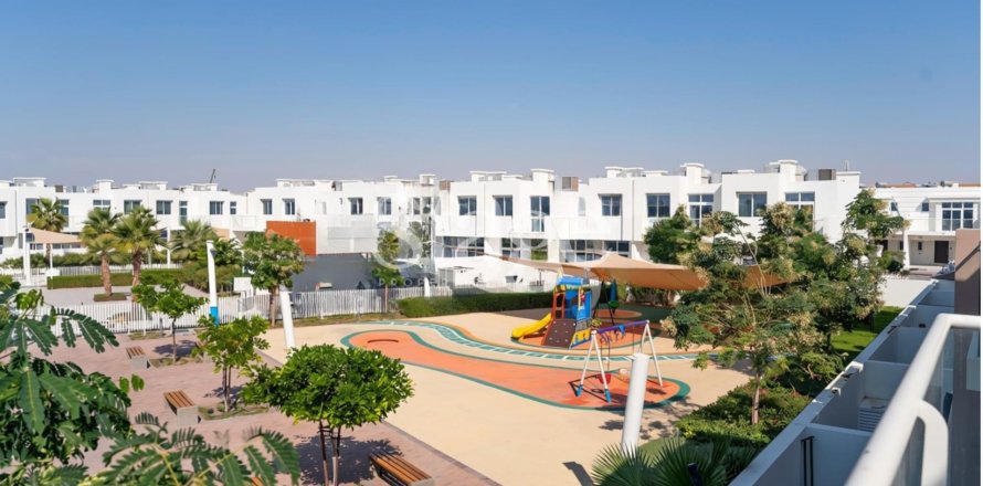 Townhouse in Dubai 4 bedrooms, 112 sq.m. № 137600