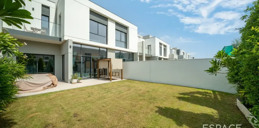 Adosado en Al Furjan, Dubai, 3 dormitorios, 244 m², № 122303