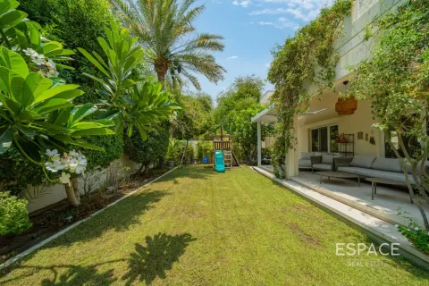 Villa en Meadows, Dubai, 3 dormitorios, 320 m², № 122298 - foto 4