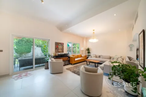 Villa en Meadows, Dubai, 3 dormitorios, 320 m², № 122298 - foto 19