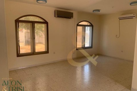 Villa en Mirdif Villas, Mirdif, Dubai, 2 dormitorios, 697 m², № 60951 - foto 3